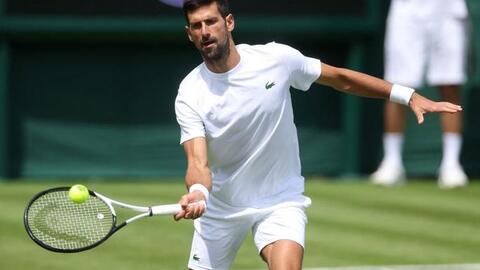 Wimbledon: Bóng đêm ngăn Djokovic hoàn tất chiến thắng, Rublev tạo siêu phẩm