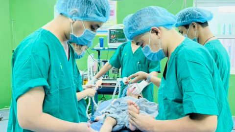 "Trả lại tuổi thơ" cho bé gái đáng thương có bàn chân khoèo
