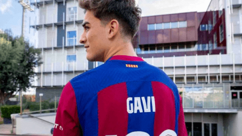 Nén đau thi đấu, Gavi đạt cột mốc lịch sử cùng Barcelona