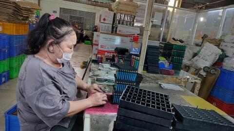 Người lao động chịu sức ép kép