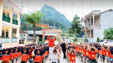 Tuấn Hưng cùng bà xã xây nhà ăn cho trẻ em khó khăn Lào Cai
