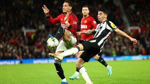 Thua tan tác Newcastle, Man United thành cựu vương League Cup