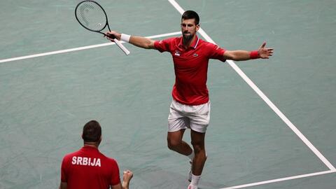 Djokovic chỉ trích và hôn gió với cổ động viên Anh tại Davis Cup 2023