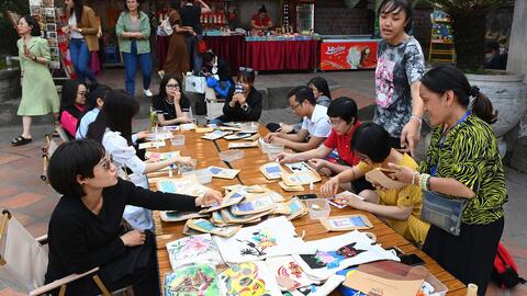 Ngắm những bức tranh vải độc đáo được làm từ nguyên liệu không ai ngờ