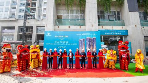 Khách hào hứng tham quan căn hộ mẫu, phản ánh nhu cầu dịp cuối năm