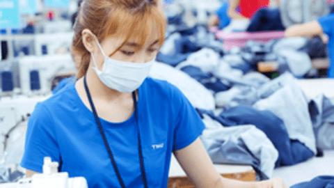 Doanh nghiệp dệt may đầu tiên báo vượt kế hoạch doanh thu, giữ nguyên 18.000 lao động lương trung bình 9,4 triệu đồng/tháng bất chấp làn sóng sa thải trong ngành