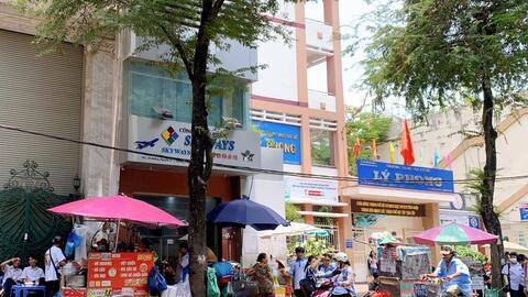 Hàng rong bao vây cổng trường