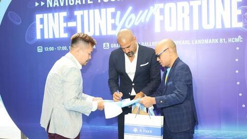 Cựu sao Manchester United Juan Veron đến thăm Việt Nam