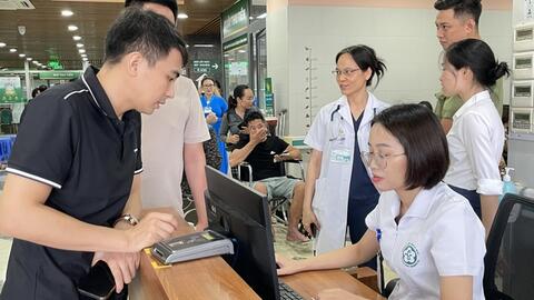 Buổi tối khám bệnh đầu tiên tại Bệnh viện Bạch Mai