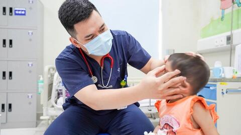 Chơi bóng trước nhà, bé 11 tuổi bị ong vò vẽ đốt phải nhập viện cấp cứu