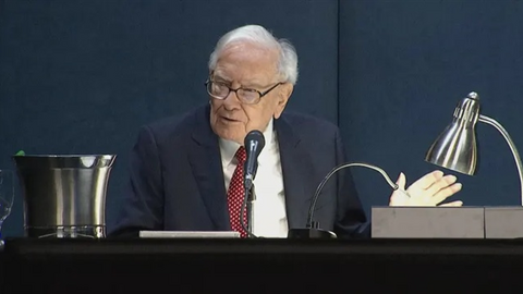 Warren Buffett và sự trùng hợp đáng chú ý ở cổ phiếu Apple