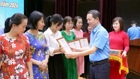 Chăm lo tốt hơn đời sống cán bộ, giáo viên trong năm học mới