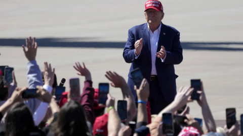 Trump nói sẽ áp thuế 100% với các quốc gia từ bỏ đồng USD