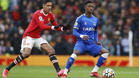 Trung vệ Raphael Varane cân nhắc treo giày vĩnh viễn