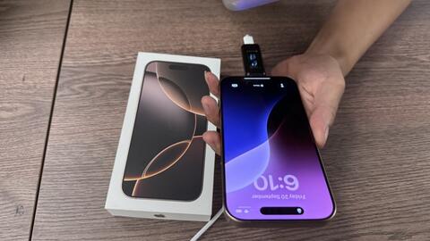iPhone 16 Pro Max vàng sa mạc “cháy” hàng, cửa hàng “ép” khách mua thêm gói bảo hành