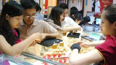 Vàng trong nước không biến động, tỷ giá trung tâm giảm mạnh 25 đồng