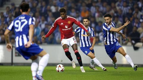 Thẻ đỏ và ngược dòng, Man United thoát hiểm kịch tính