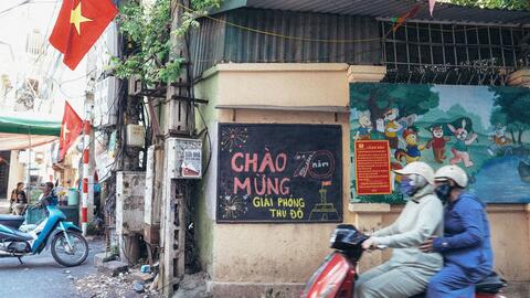 Mộc mạc những bức tranh cổ động bằng phấn màu nơi ngõ nhỏ mừng 70 năm Giải phóng Thủ đô
