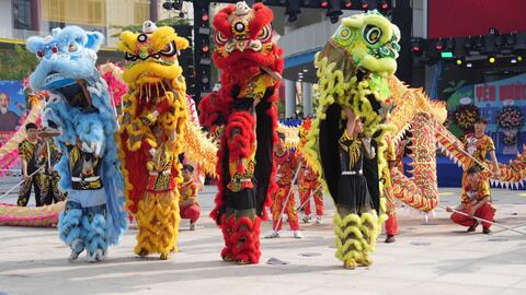 Đại biểu trẻ hào hứng màn biểu diễn Lân - Sư - Rồng
