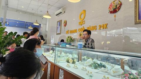 Vàng tăng giá trở lại, người dân TP HCM lại xếp hàng dài để mua