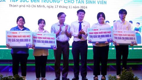 Thêm 231 tân sinh viên khó khăn được tiếp sức đến trường