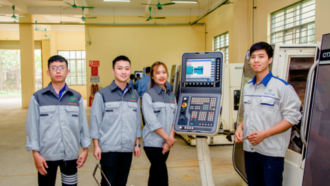 Lương và mã số chức danh của viên chức giáo dục nghề nghiệp thay đổi từ 10-12
