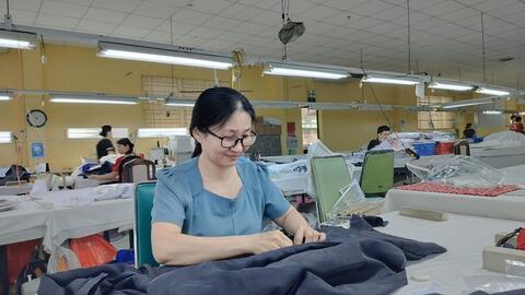 Để công nhân dệt may sống được bằng lương