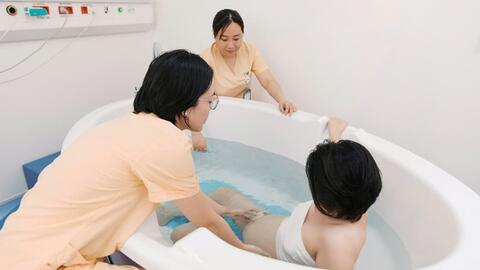 Lần đầu tiên tại Việt Nam áp dụng phương pháp sinh con dưới nước