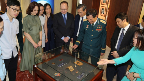 <a href="/hoi-nhap" title="Hội nhập" rel="dofollow">Hội nhập</a>