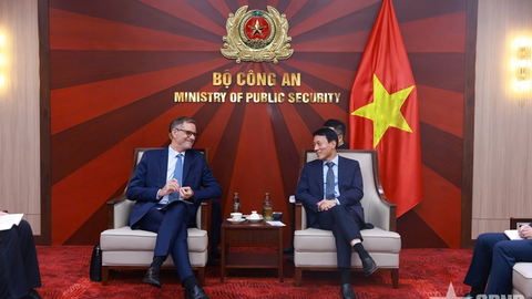 <a href="/hoi-nhap" title="Hội nhập" rel="dofollow">Hội nhập</a>