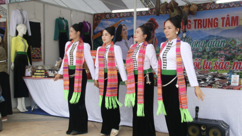<a href="/thi-truong" title="Thị trường" rel="dofollow">Thị trường</a>