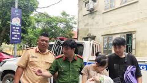 Kịp thời đưa cháu bé từ vùng lũ bị hóc dị vật đi cấp cứu