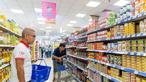 Hàng Tết giá bình dân lên ngôi tại TPHCM