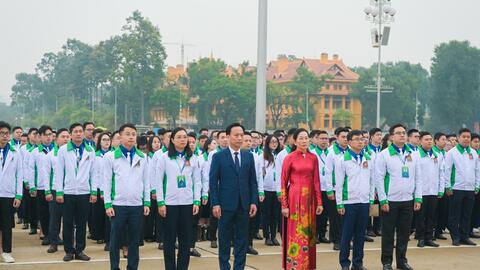 Đoàn đại biểu dự Đại hội Đoàn Thanh niên Chính phủ lần thứ I báo công dâng Bác