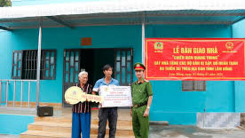 Bàn giao những căn nhà Quang Trung đầu tiên cho người dân vùng rốn lũ