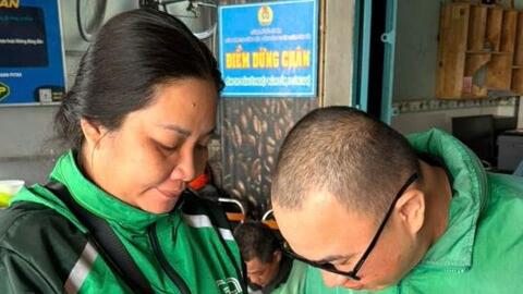 Người lao động hồ hởi mua hàng Chợ Tết Công đoàn trực tuyến