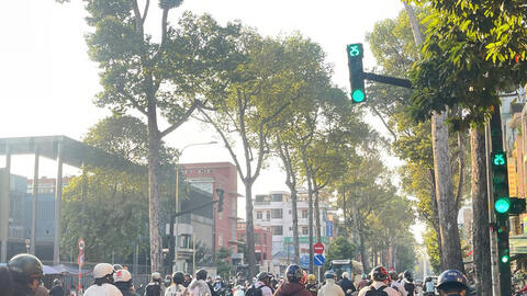 Người TPHCM mặc áo ấm ra đường trong ngày lạnh hiếm thấy