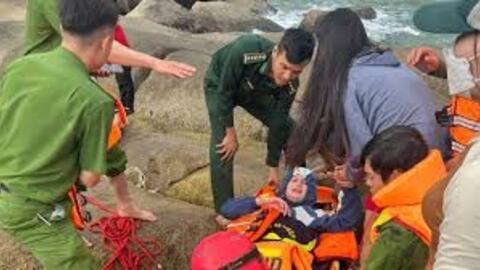 Ứng cứu kịp thời hai du khách nước ngoài bị sóng cuốn khi tắm biển