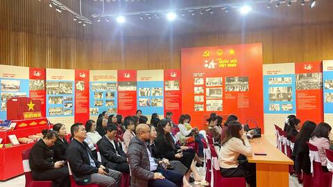 Quảng Ninh: Người dân dõi theo Đại hội XIV của Đảng trong niềm hân hoan, kỳ vọng lớn