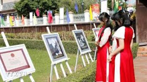 Triển lãm ảnh “Xuân về dưới mái trường Dục Thanh” thu hút người xem