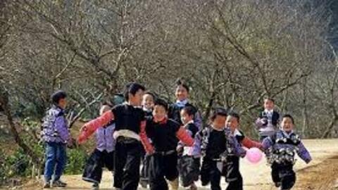 Bền bỉ gìn giữ nét đẹp trang phục người Mông ở Pà Cò