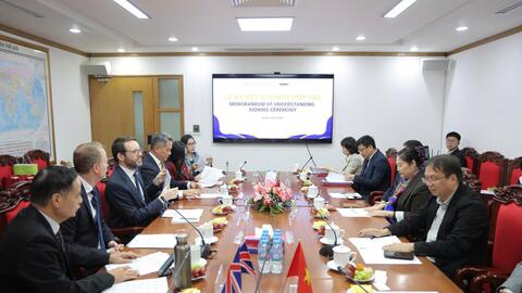 Nhà xuất bản Giáo dục Việt Nam kí Biên bản ghi nhớ hợp tác trong lĩnh vực dạy và học tiếng Anh với Tập đoàn Efekta Education (Vương quốc Anh)