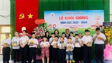 Trao quà, học bổng cho học sinh khuyết tật có hoàn cảnh khó khăn nhân dịp “Tết Nhân ái”