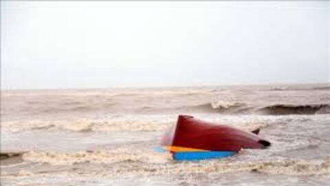 Cứu sống ba ngư dân chìm tàu ngoài khơi biển Cửa Lò