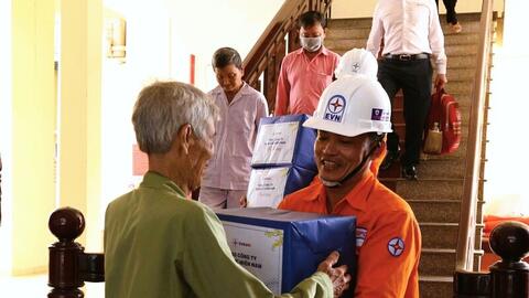 Ngành điện miền Nam mang Tết sớm đến với hàng nghìn hộ nghèo