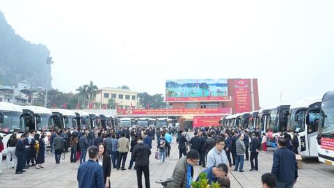 Hàng trăm chuyến xe khởi hành chở công nhân ngành Than về quê ăn Tết