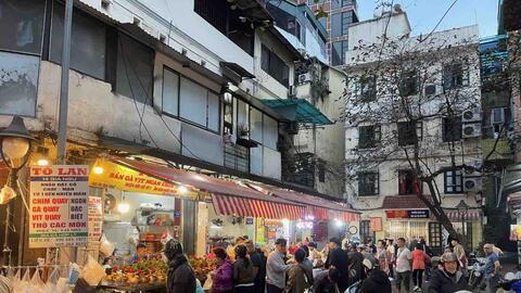 Người Hà Nội xếp hàng từ tinh mơ mua gà ngậm bông hồng giá 700.000 đồng/con