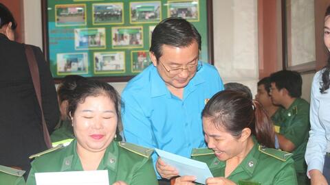 Khích lệ người lao động làm ngành nghề đặc thù trong những ngày Tết