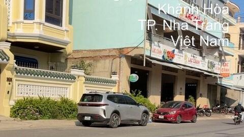 Xử phạt tài xế đỗ xe ngược chiều giữa trung tâm Nha Trang