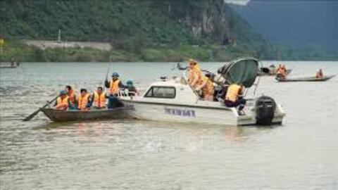 Khen thưởng hai bố con cứu người trong vụ lật thuyền trên sông Gianh